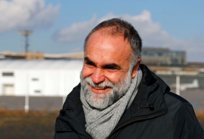 Diretor Karim Ainouz antes de entrevista sobre seu filme "Central Airport THF", com o histórico aeroporto Tempelhof ao fundo. Seu filme "Central Airport THF" participa do Festival Internacional de Cinema de Berlim neste ano. 13/02/2018. REUTERS/Fabrizio Bensch