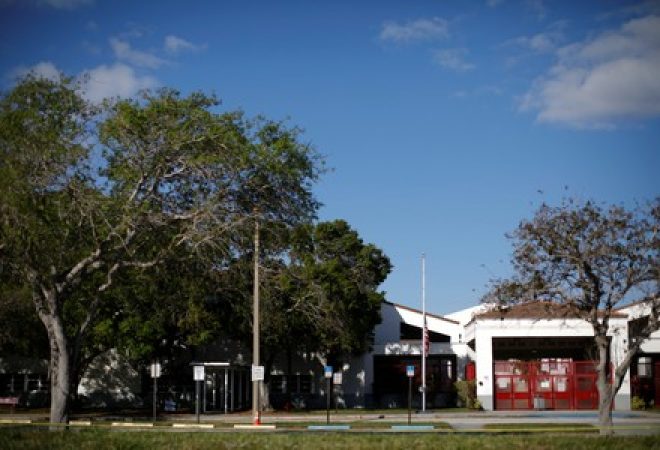 Visão geral da escola de ensino médio Marjory Stoneman Douglas depois que a polícia retirou o perímetro de segurança em Parkland, Flórida. 18/02/2018. REUTERS/Carlos Garcia Rawlins