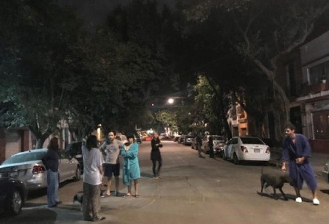 Moradores da Cidade do México vão às ruas após soar alarme de terremoto, no México