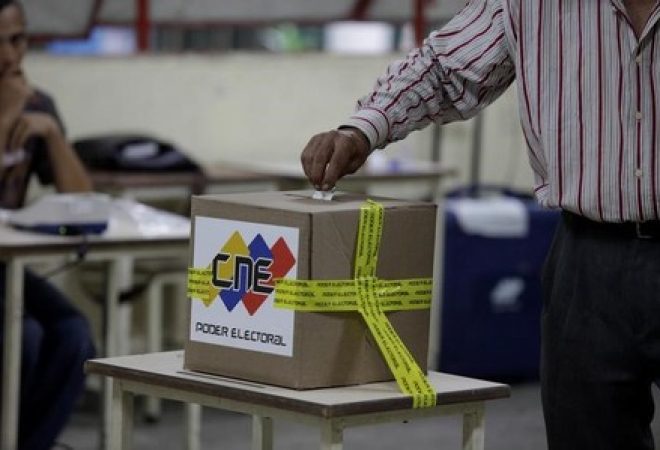 Homem vota durante eleição em Caracas, Venezuela