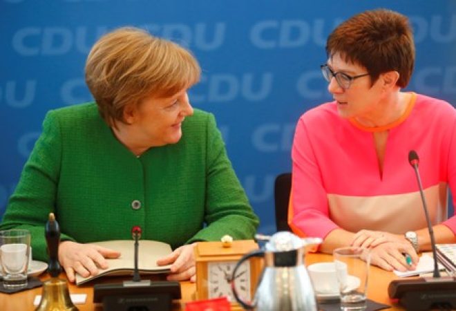 Chanceler alemã, Angela Merkel,  e premiê do Estado do Sarre, Annegret Kramp-Karrenbauer, durante reunião em Berlim