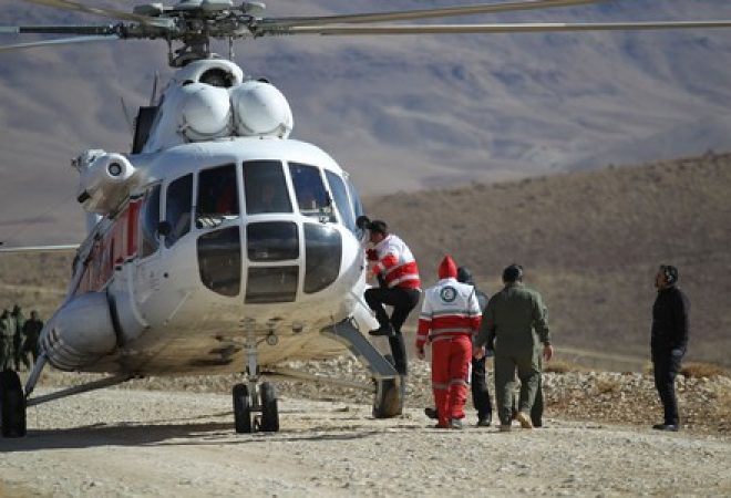 Funcionários de emergência e equipes de resgate buscam destroços de avião que caiu no centro do Irã