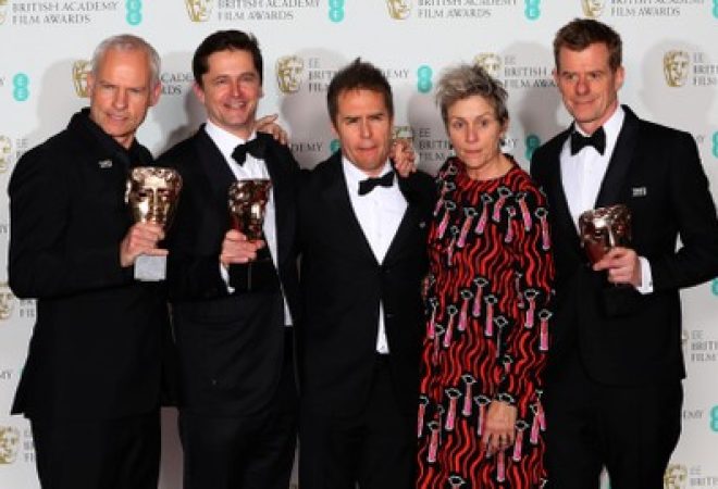 Martin McDonagh, Peter Czernin, Sam Rockwell, Graham Broadbent e Frances McDormand do filme "Três Anúncios para um Crime" posam para fotos na premiação Bafta, em Londres