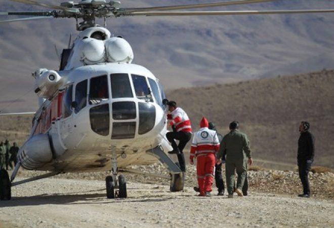 Equipe de resgate durante buscas em montanhas em área central do Irã