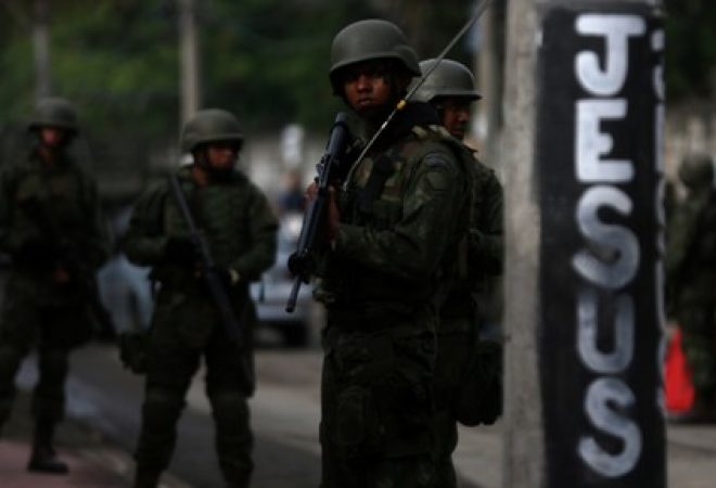 Membros das Forças Armadas durante operação no Rio de Janeiro