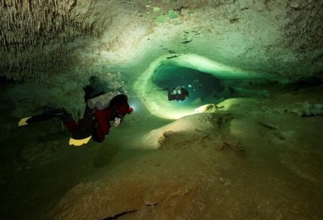 Mergulhadores exploram sistema de cavernas submarinas de Sac Actun, no México