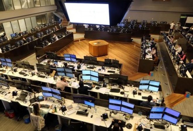 Operadores durante pregão na Bovespa, no centro de São Paulo, Brasil