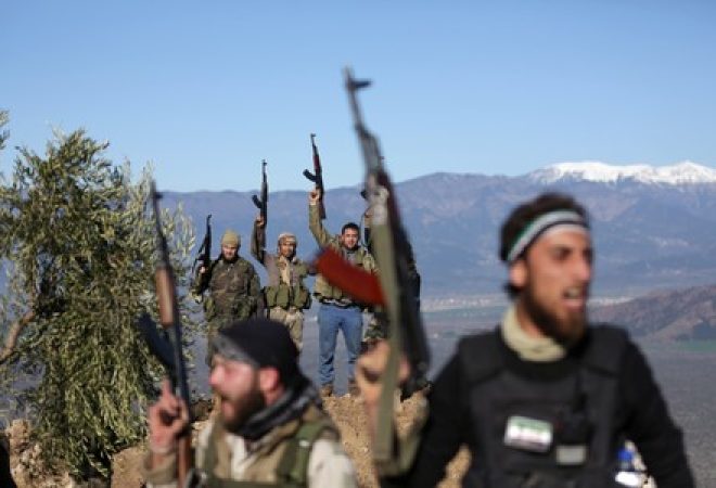 Combatentes apoiados pela Turquia reagem perto da cidade de Afrin, na Síria