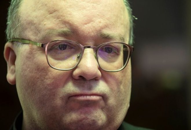 Arcebispo Charles Scicluna durante coletiva de imprensa em Santiago, no Chile