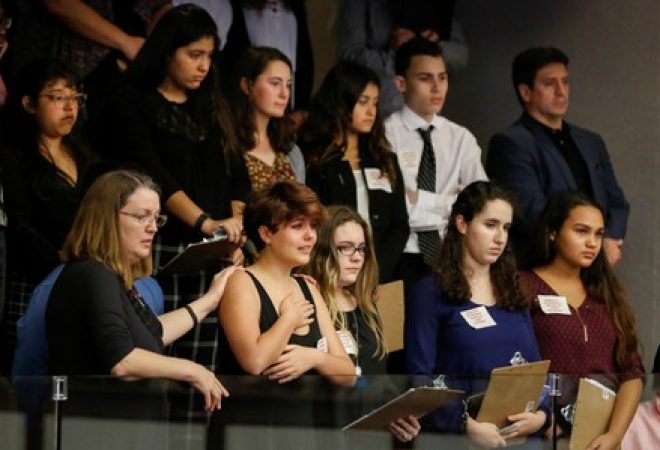 Alunos da Marjory Stoneman Douglas High School se reúnem com parlamentares estaduais da Flórida em Tallahassee