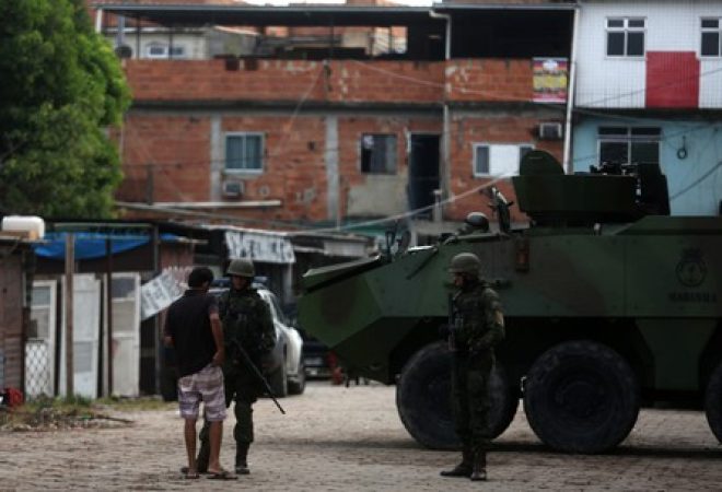 Membros das Forças Armadas patrulham favela durante operação contra violência no Rio