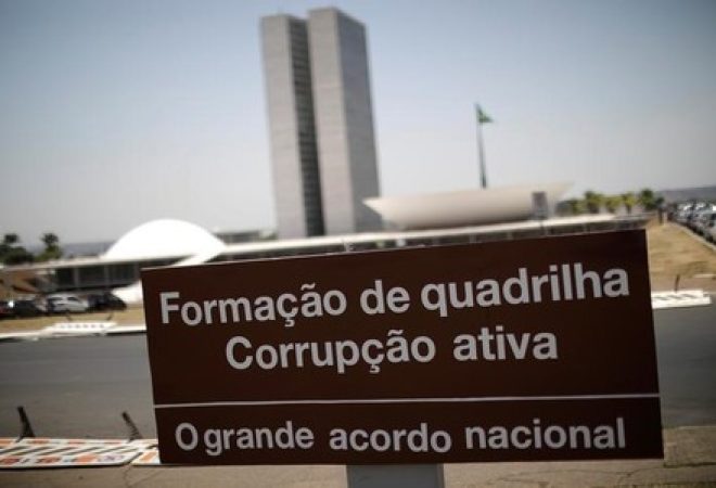 Placa de protesto contra a corrupção em frente ao Congresso, em Brasília