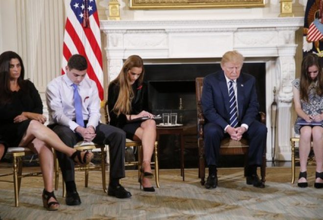 Presidente dos EUA, Donald Trump, se reúne com alunos e professores na Casa Branca