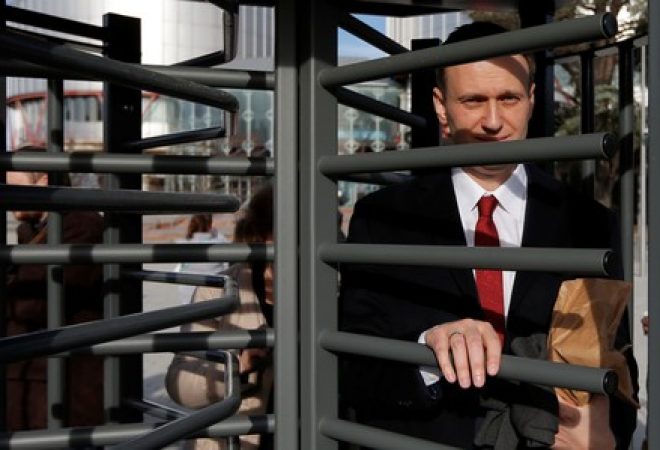 Líder da oposição russa Alexei Navalny deixa corte em Estrasburgo, na França
