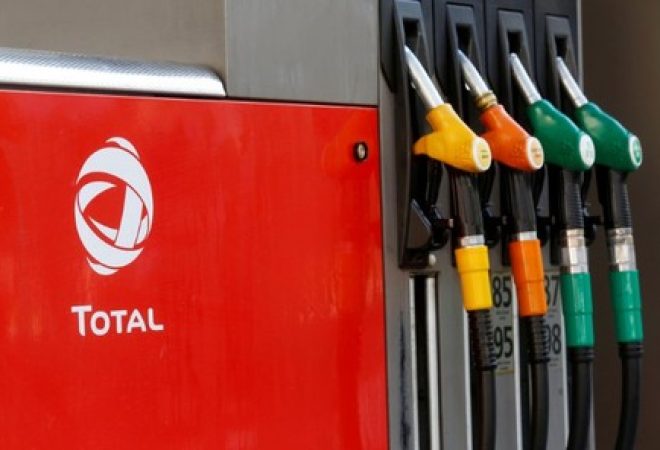 Logo da petroleira francesa Total em posto de gasolina em Paris, na França