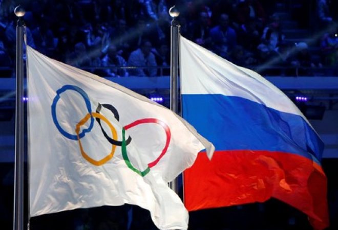 Bandeira da Rússia é vista ao lado de bandeira olímpica durante cerimônia de encerramento da Olimpíada de Inverno de Sochi, na Rússia