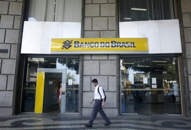 Homem passa em frente de agência do Banco do Brasil no centro do Rio de Janeiro