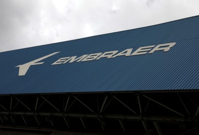 Logo da companhia brasileira Embraer em fábrica em São José dos Campos