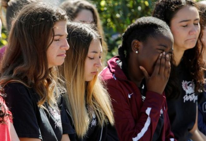 Estudantes homenageiam vítimas de massacre em escola em Parkland, na Flórida