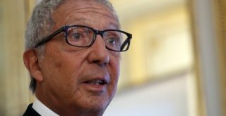 Presidente do conselho de administração da BRF, Abilio Diniz, durante coletiva de imprensa na embaixada do Brasil em Paris, na França