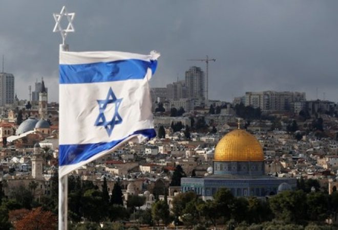 Visão geral de bandeira de Israel em Jerusalém