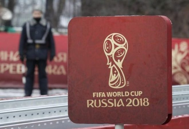 Placa da Copa do Mundo da Rússia é vista perto do Kremlin, em Moscou