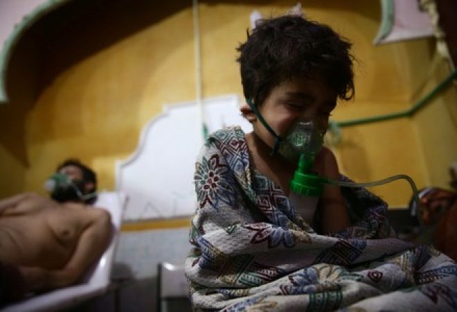 Homem e criança são vistos em hospital na cidade de Douma, em Ghouta Oriental, na Síria