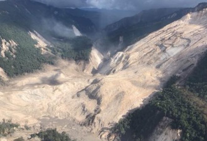 Área afetada por deslizamentos de terra após terremoto em Hela, Papua Nova Guiné