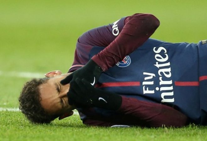 Neymar após sofrer lesão em jogo do PSG contra Olympique de Marselha