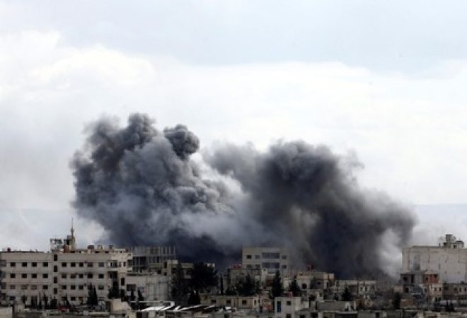 Fumaça é vista na região de Ghouta Oriental, na Síria