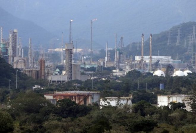 Visão geral de indústrias químicas em Cubatão