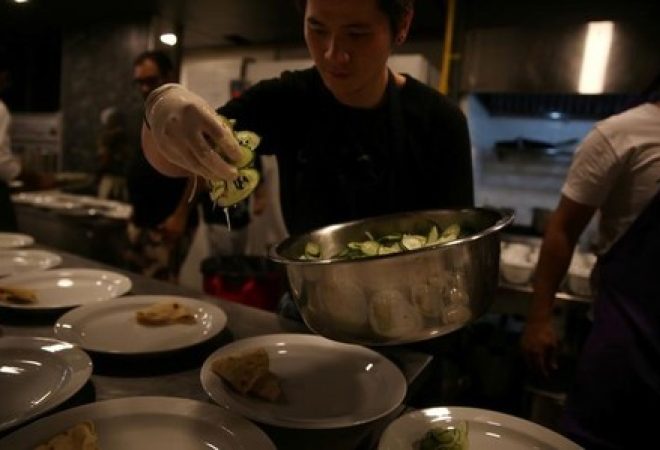 Chef prepara pratos em organização de gastronomia social no Rio de Janeiro