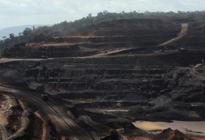 Vista da mina de ferro Carajás, maior mina de ferro do mundo, operada pela Companhia Vale do Rio Doce, na Floresta Nacional de Carajás, em Parauapebas, no Pará