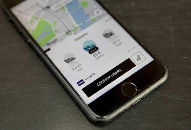 Tela do aplicativo Uber em celular, em Londres