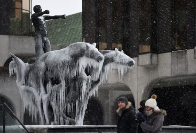 Pessoas passam por estátua congelada em Dublin, na Irlanda