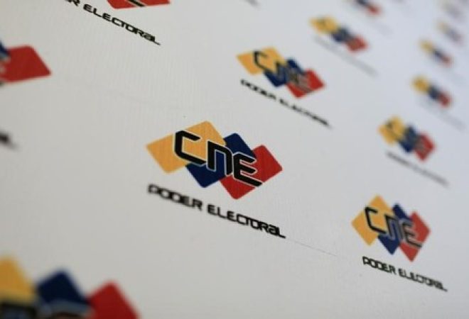 Painel com logomarca do Conselho Nacional Eleitoral da Venezuela na sede da entidade em Caracas