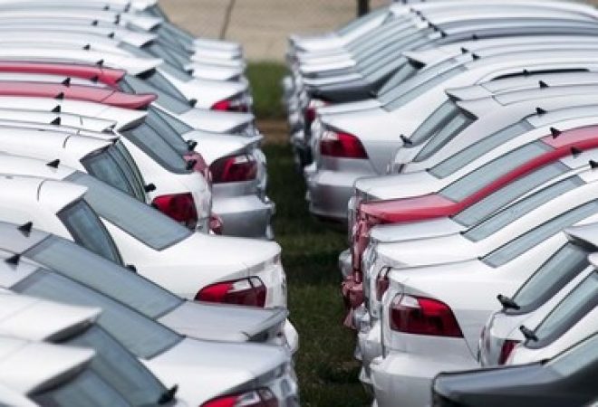 Carros novos estacionados em pátio da montadora alemã Volkswagen em Taubaté, perto de São Paulo
