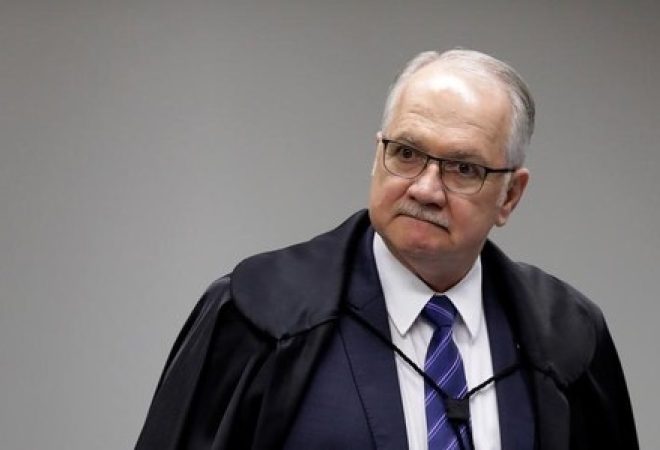 Ministro Edson Fachin, do STF, chega para sessão da corte em Brasília