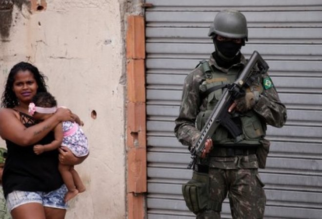 Membro das Forças Armadas durante operação no Rio de Janeiro