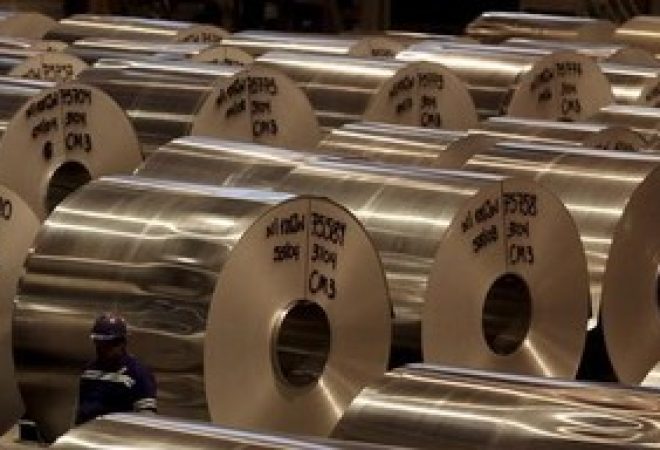 Bobinas de alumínio em fábrica de alumínio em Pindamonhangaba, no Brasil