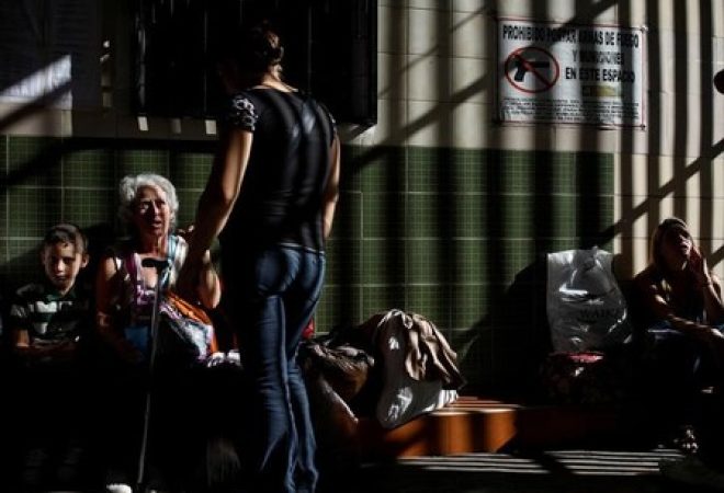 Passageiros aguardam ônibus para o Equador em estação de ônibus de Caracas