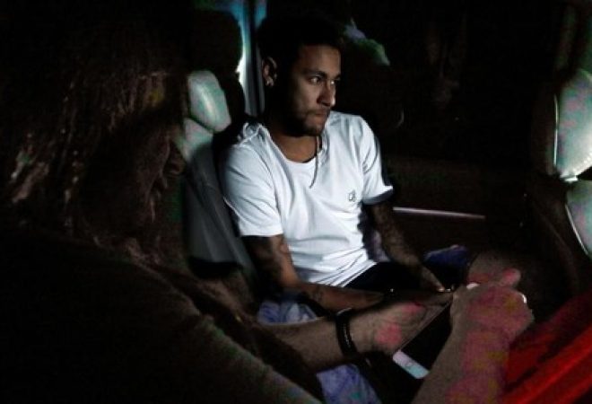 Neymar chegando no hospital Mater Dei, onde será operado