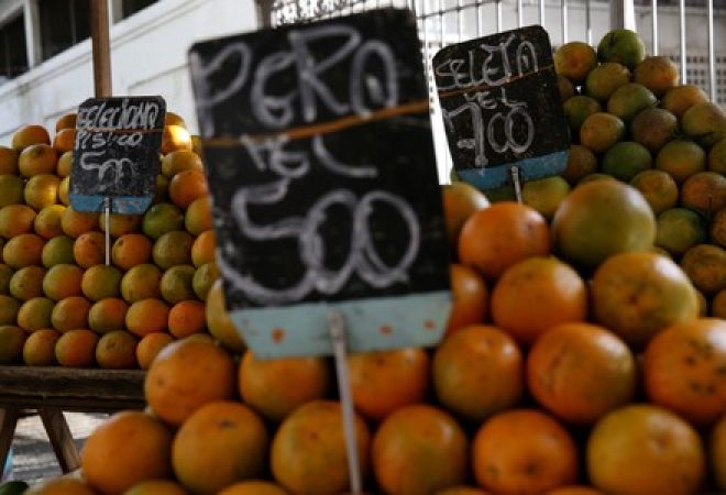 Laranjas são exibidas para venda em feira no Rio de Janeiro
