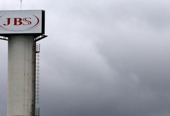 Logo da processadora de carnes brasileira JBS em Jundiaí, no Brasil