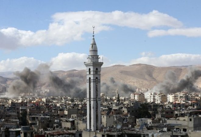 Fumaça é vista na região de Ghouta Oriental, na Síria