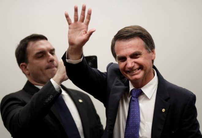 Pré-candidato à Presidência, Jair Bolsonaro, acena durante cerimônia de boas-vindas ao PSL