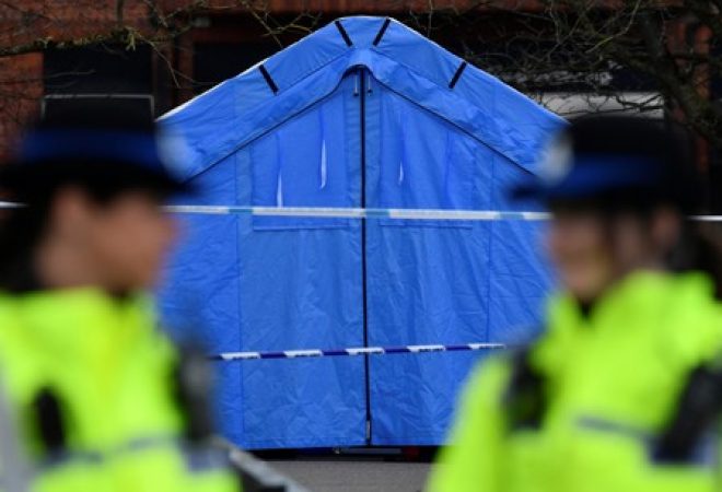 Policiais são vistos em frente a tenda forense em área isolada no centro de Salisbury, no Reino Unido