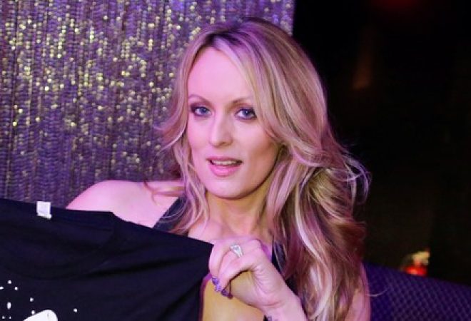 Atriz pornô Stephanie Clifford, conhecida como Stormy Daniels, posa para fotos em Long Island, Nova York
