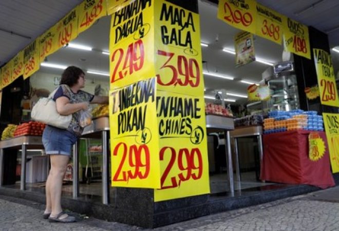 Consumidora compra frutas em mercado no Rio de Janeiro