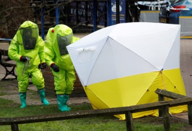 Autoridades montam tenda forense em local onde o ex-agente duplo russo Sergei Skripal e sua filha Yulia foram encontrados inconscientes em Salisbury, no Reino Unido